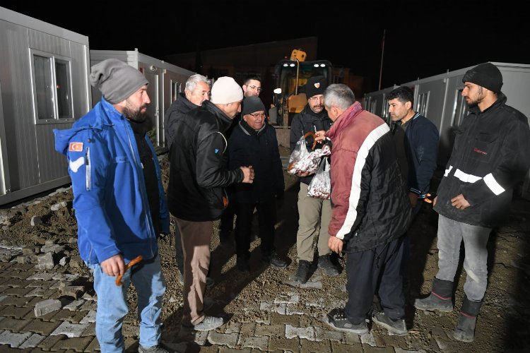 Deprem bölgesinde gece mesaisi -