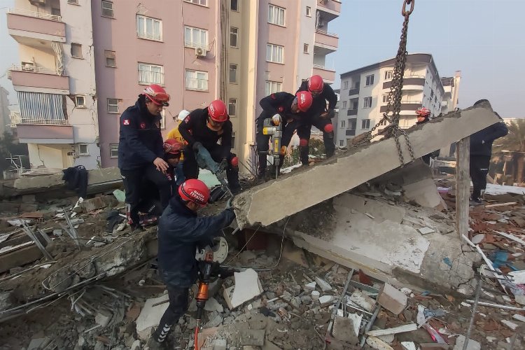 Deprem bölgesinde Manisa ekiplerinden cansiperane mücadele -
