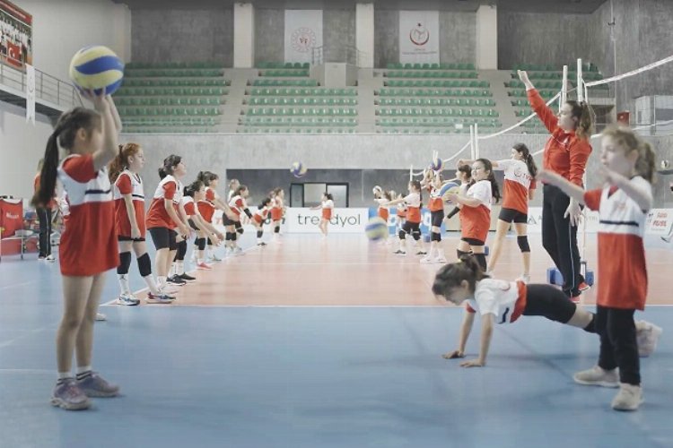 Deprem çocukları voleybolla gülecek -