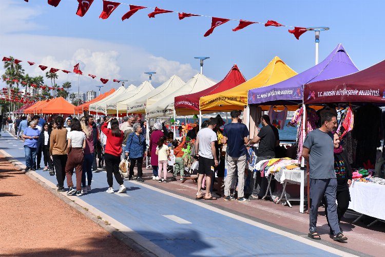 ‘Deprem Dayanışma Pazarı’ depremzede üreticileri ağırlıyor -
