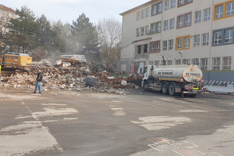 Depremde hasar olan okula yıkım kararı -