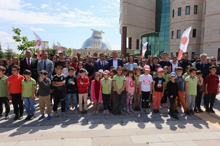Depremde hayatını kaybeden NEVÜ'lüler için fidan dikildi -