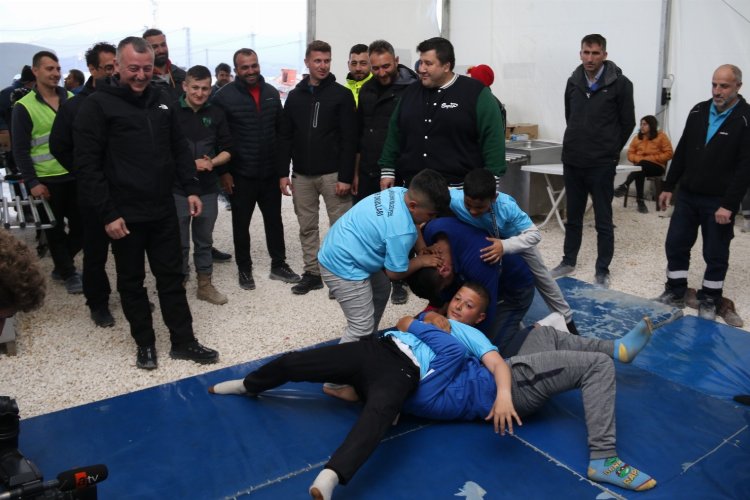 Depremzede çocuklar başpehlivanları tuş etti -