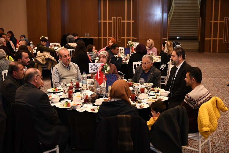 Depremzedeler iftarda Büyükkılıç'la buluştu -