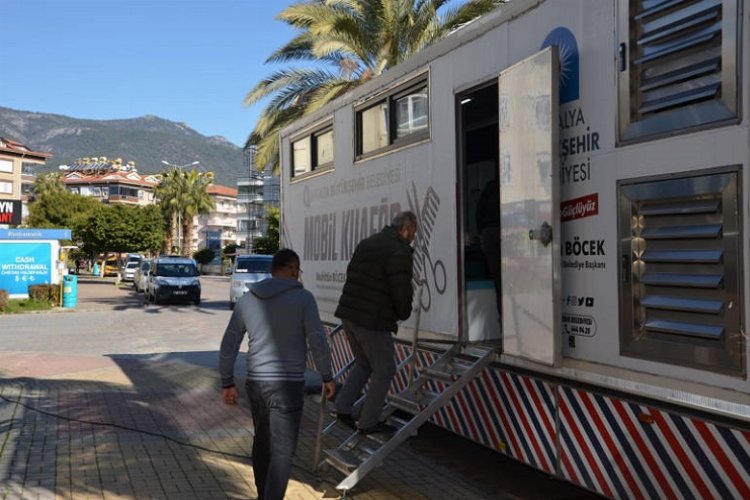 Depremzedelere Antalya'dan mobil kuaför -