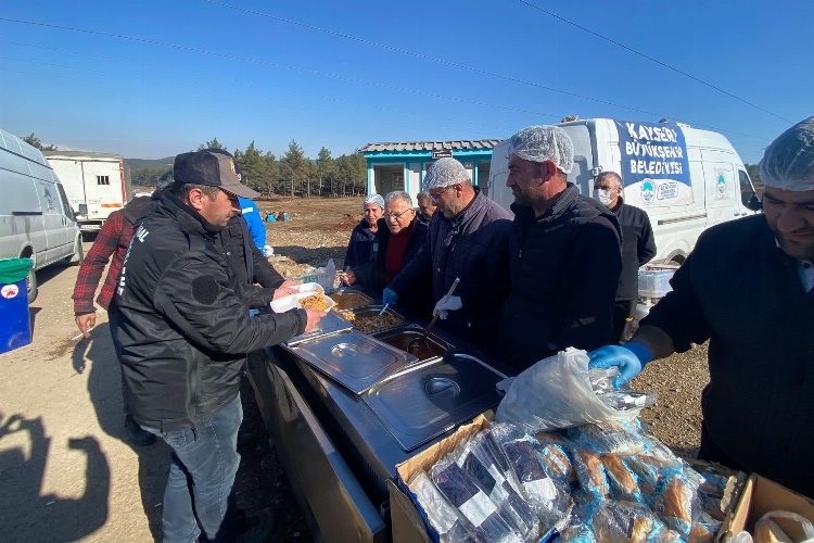 Depremzedeye Kayseri'den sıcak yemek -