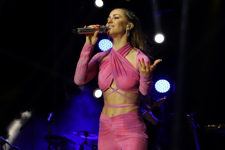 Derya Uluğ'dan Bayındırlılara unutulmaz gece -