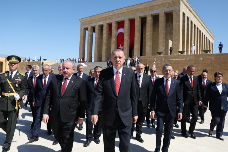 Devlet erkanından Anıtkabir ve Devlet Mezarlığı'na ziyaret -