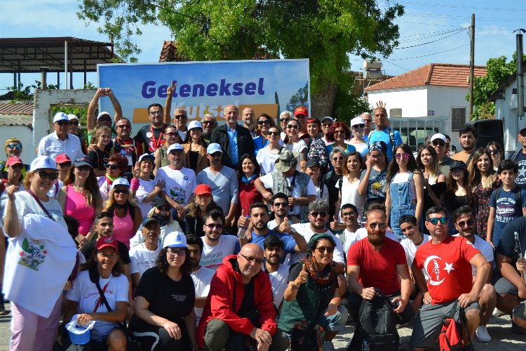 Didim'de geleneksel kutsal yol yürüyüşü -