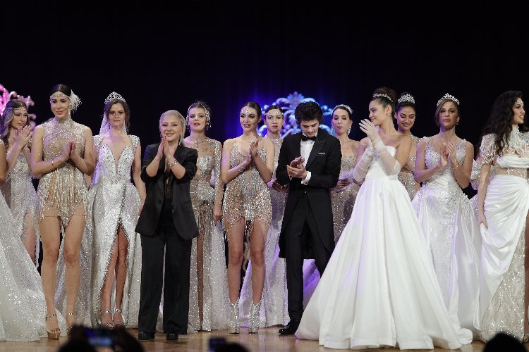 Dilek Özdemir'den muhteşem tiyatral defile -