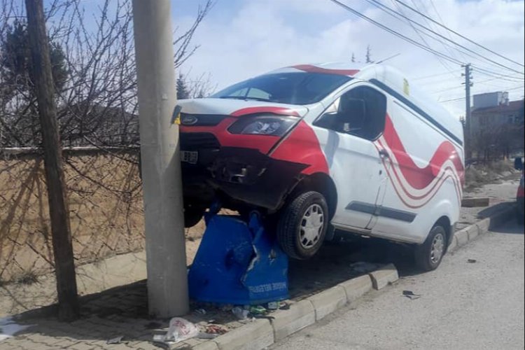 Direksiyonu kilitlenen araç kaza yaptı -