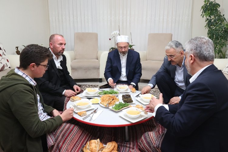 Diyanet İşleri Başkanı Eskişehir'de bir imamın evinde sahur yaptı -