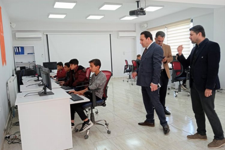Diyarbakır'da Bilgievi öğrencilerine hediye ders kitabı -