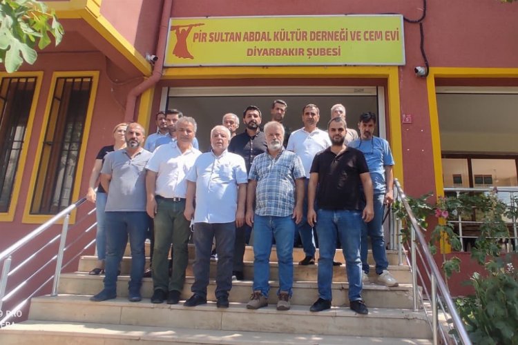Diyarbakır'da DEVA'dan Pir Sultan Abdal'a 'dayanışma' ziyareti -