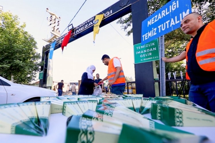 Diyarbakır'da kabir ziyareti yapanlara lokum ikramı -