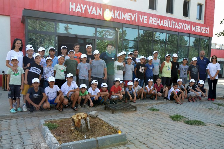 Diyarbakır'da öğrencilerden Hayvan Bakımevi'ne ziyaret -