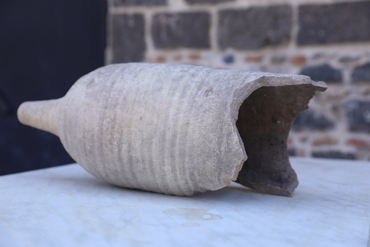 Diyarbakır’da tarihi surlarda 1700 yıllık “Amfora” bulundu -
