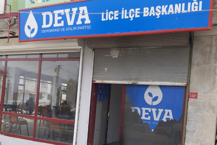 Diyarbakır Lice'de DEVA'ya molotoflu saldırı! -