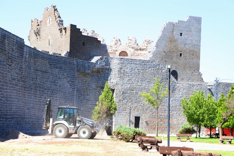 Diyarbakır'ın 'Surlarda Diriliş'i sürüyor... Benusen'de çevre düzenlemesi -