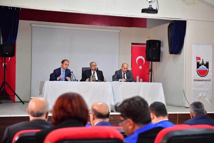 Diyarbakır Valisi Hazro’da muhtarlar ile bir araya geldi -