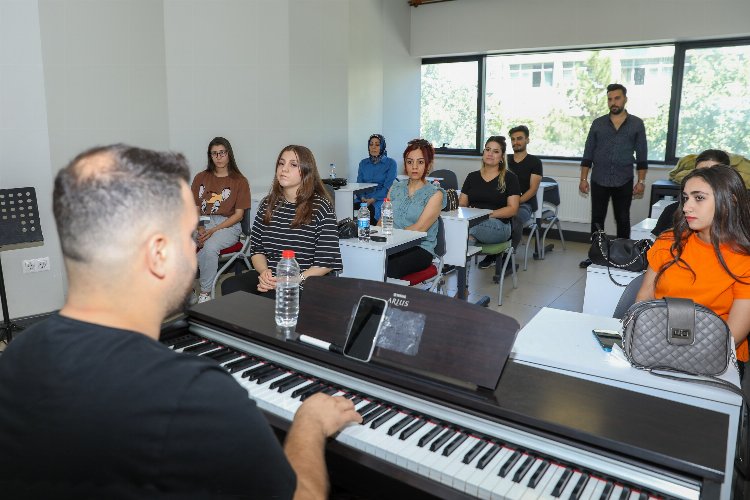 Diyarbakırlı gençler sanat kurslarıyla yazı dolu dolu geçiriyor -