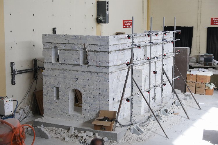 Dokuz Eylül'ün laboratuvarı riskli binaları tespit ediyor -