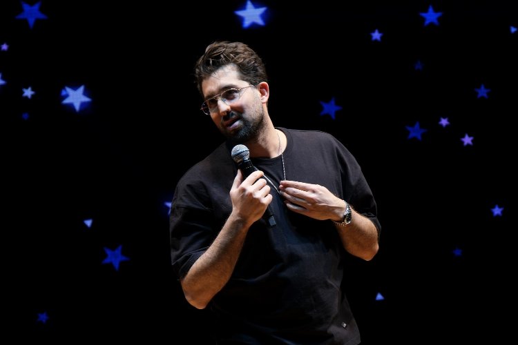 Doğu Demirkol’un stand-up gösterisi ile eğlendi -