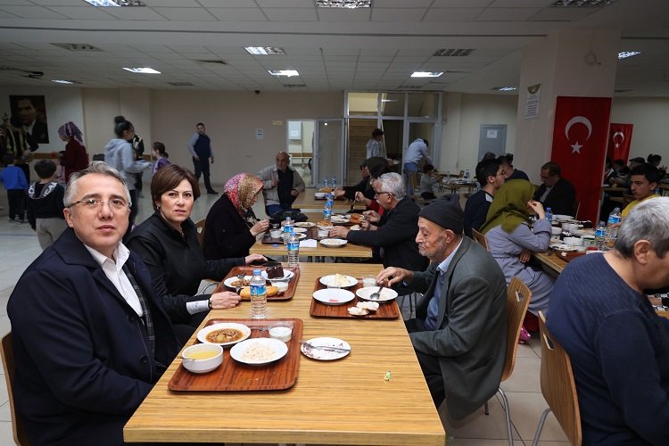 Dr. Mehmet Savran orucunu depremzedelerle açtı -