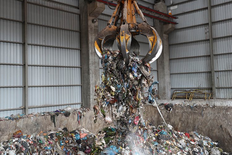 Dünyada parmakla gösteriliyor... Çöp olarak çıktığı eve elektrik olarak dönüyor! -