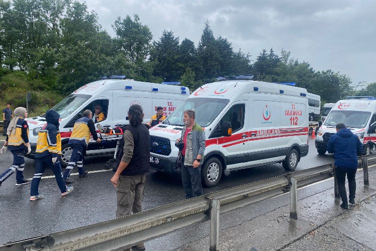 Düzce Anadolu Otoyolu'nda zincirleme kaza: 4 yaralı -