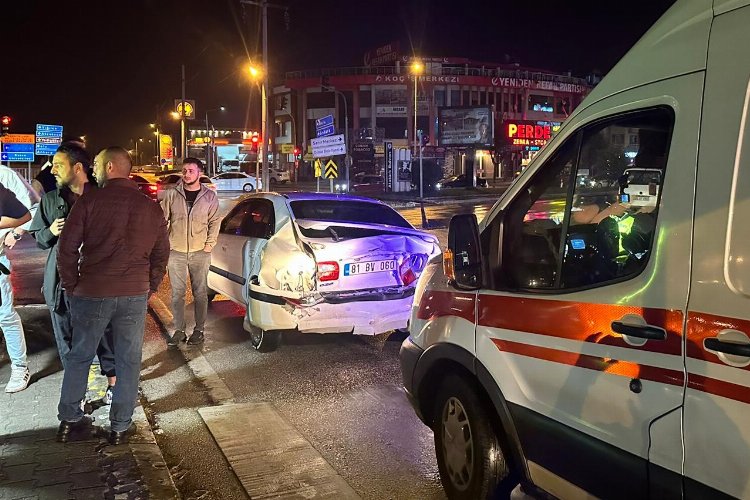 Düzce'de 2 otomobilin karıştığı kazada 2 kişi yaralandı -
