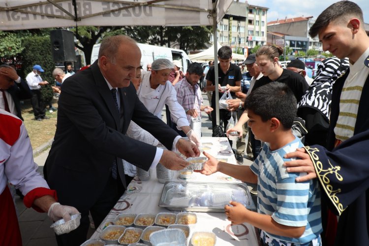 Düzce’de 3 bin kişilik aşure dağıtıldı -