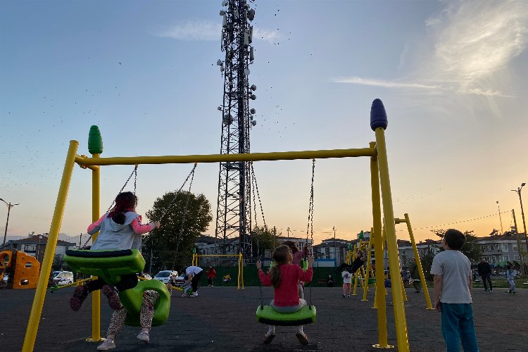 Düzce'de çocuk parkının göbeğine baz istasyonu! -