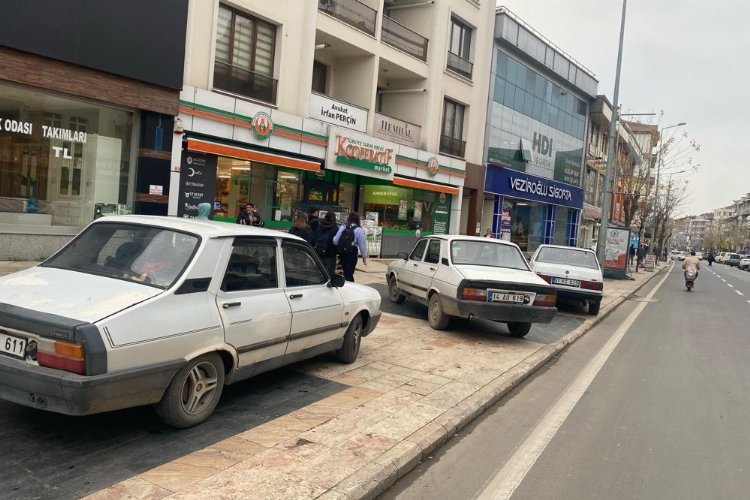 Düzce'de kaldırımlar otopark oldu! -