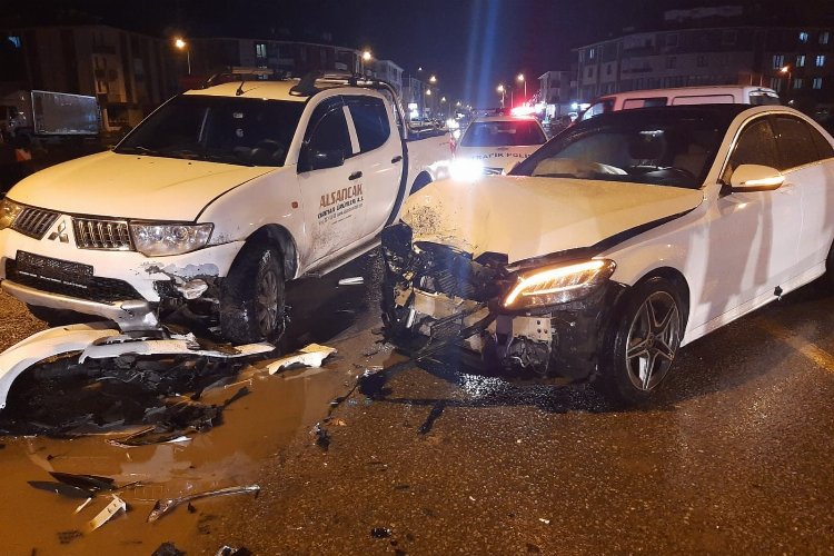 Düzce'de kamyonet ile otomobil çarpıştı: 5 yaralı -