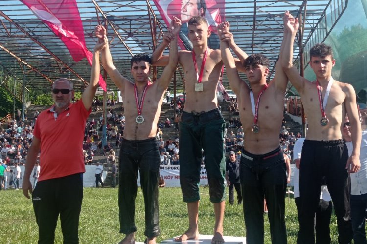 Düzce'de küçük güreşçiler kürsüde -