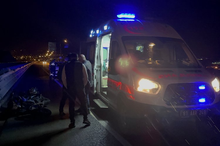 Düzce'de otomobil motosiklete çarptı: 2 yaralı -