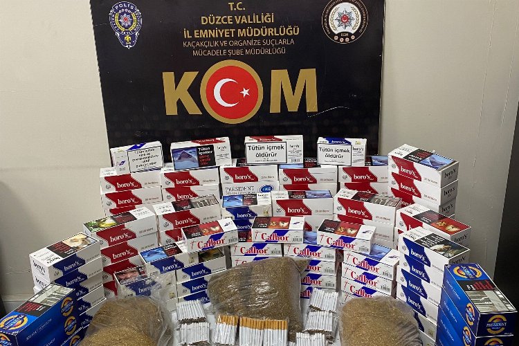 Düzce'de pazar tezgahındaki kaçak sigaralara el konuldu -