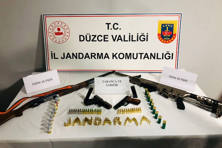 Düzce'de ruhsatız tüfek ve tabancalar ele geçirildi -