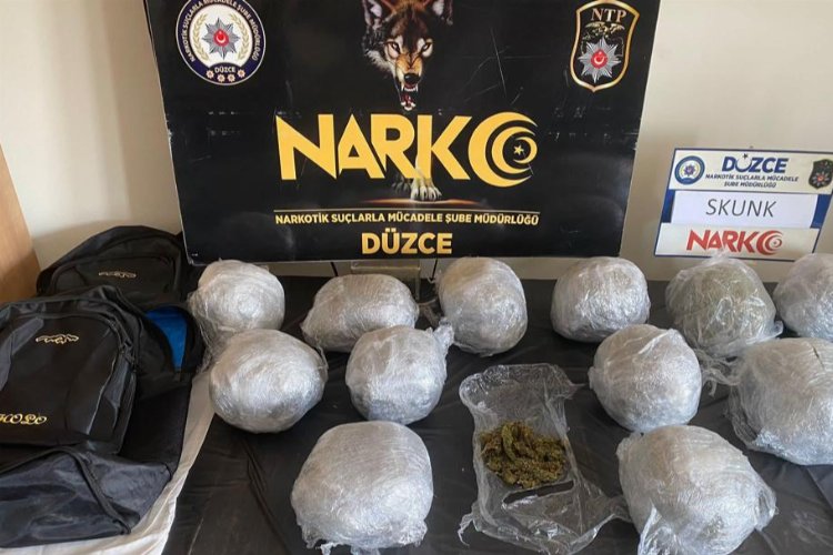 Düzce'de şüpheli araçtan 6,5 kilo uyuşturucu madde çıktı -