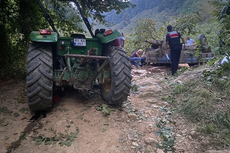 Düzce'de traktör devrildi: 16 işçi yaralı -