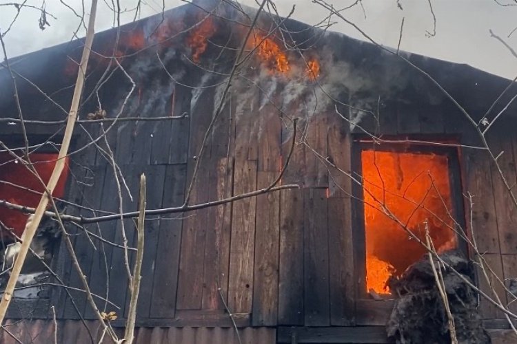 Düzce'de yangın: Ahşap ev kullanılamaz hale geldi -