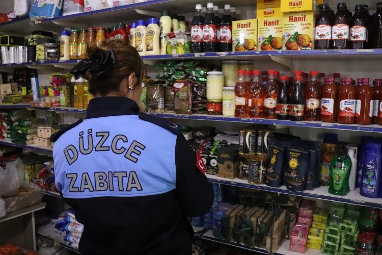 Düzce Zabıtası market denetimlerini sürdürüyor -