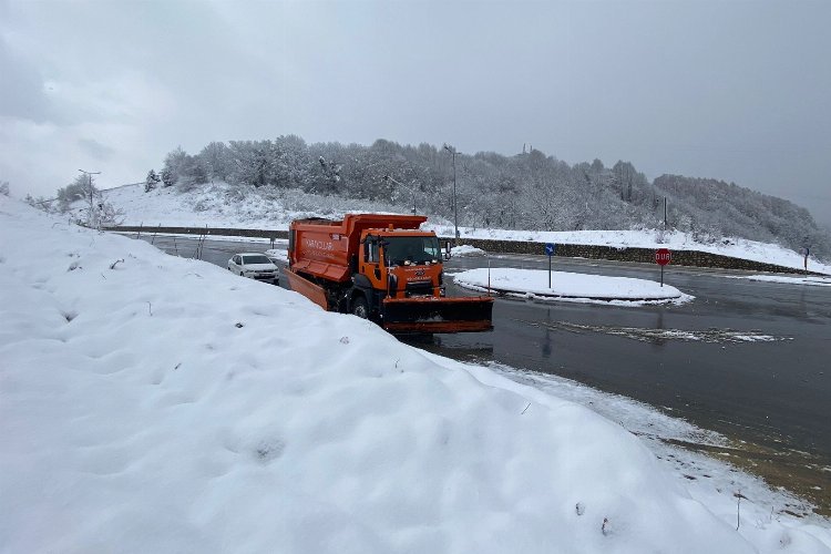 Düzce-Zonguldak yolunda yoğun kar yağışı -