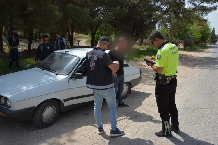 Eş zamanlı huzur kapsamında Adıyaman'da 2 bini aşkın şahıs denetlendi -