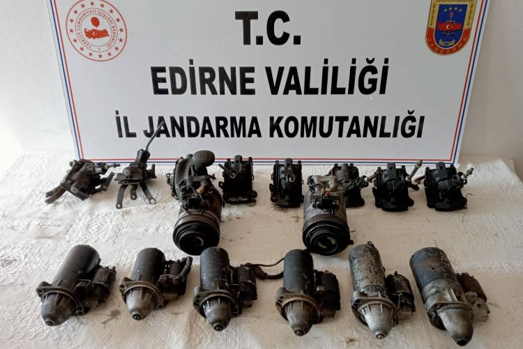 Edirne'de kaçak oto yedek parçalarına el kondu -
