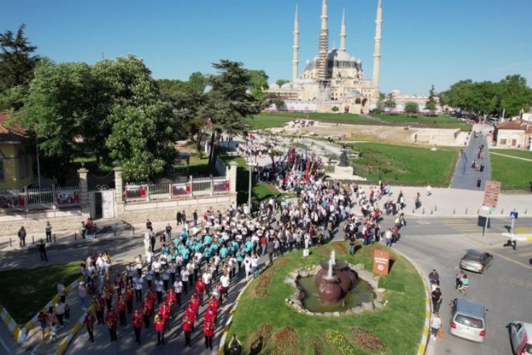 Edirne'deki lezzetli festivalde bandolar korteji -