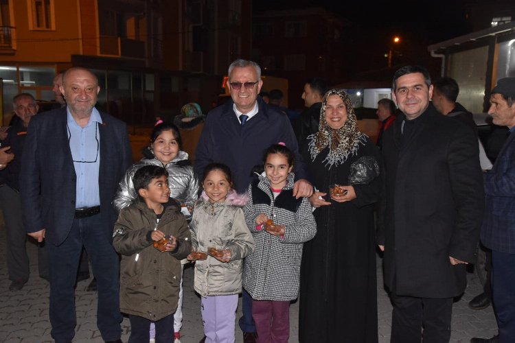 Edirne Keşan'da teravih sonrası tatlı ikramı -