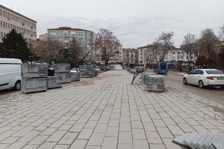 Edirne Keşan'da Cumhuriyet Meydanı depoya dönüştü! -