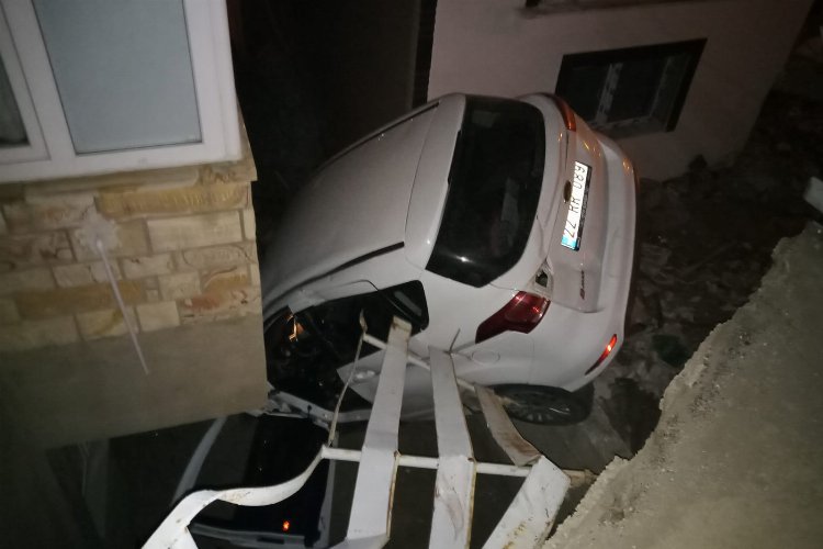 Edirne Keşan'da otomobil apartman boşluğunda kaldı -